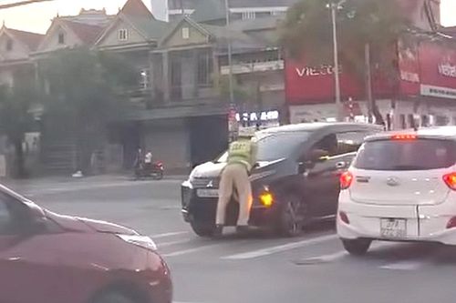 Tài xế ô tô không chấp hành hiệu lệnh, hất văng CSGT lên nắp capo