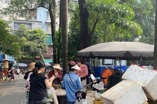 Phường Yên Hòa: 'Chợ cóc' lấn chiếm vỉa hè, vườn hoa, khu đô thị