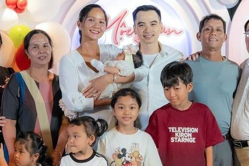 Bố mẹ chồng H'Hen Niê gây chú ý trong ngày cháu gái 1 tháng tuổi