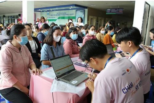 'Chạm sẻ chia, trao hy vọng 2025' lan tỏa hành trình vì sức khỏe phụ nữ Việt