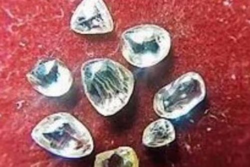 Nữ công nhân nghèo bất ngờ đổi đời sau khi tìm thấy 8 viên kim cương