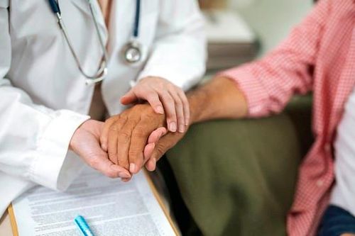 Người cao tuổi sống chung với HIV: Thách thức kép từ lão hóa và bệnh mạn tính