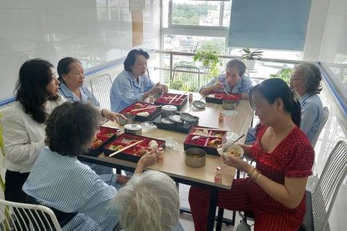 TPHCM triển khai mô hình 'Điều trị nội trú ban ngày' giúp người cao tuổi 'vui hơn ở nhà'