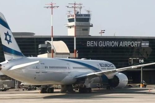Bé trai đi lén máy bay từ Israel sang Mỹ
