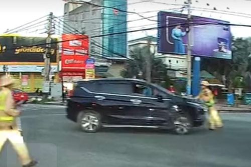 Nghệ An: Điều tra xử lý tài xế không chấp hành hiệu lệnh, ủi cảnh sát giao thông lên nắp capo