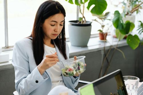 Nhịn ăn trưa để tiết kiệm tiền lương