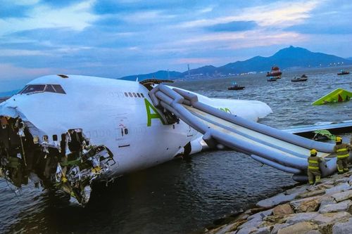 Lý do máy bay Boeing 747 lao ra biển ở Hong Kong