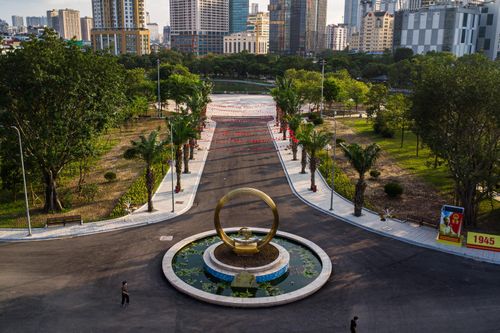 Cảnh khác lạ tại công viên Cầu Giấy sau cải tạo
