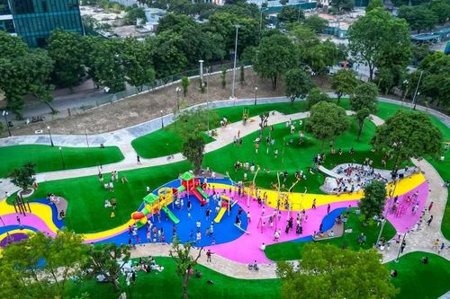 Người dân thích thú với diện mạo mới khang trang của Công viên Cầu Giấy