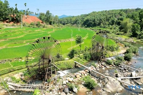 Guồng nước quay, bản làng thức giấc