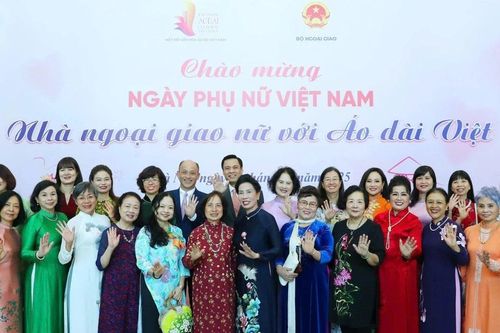 Tôn vinh nhà ngoại giao nữ và áo dài Việt Nam