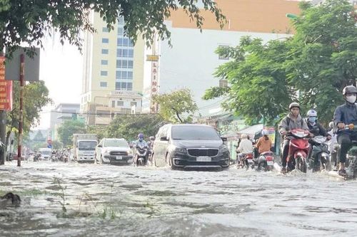 Thành phố Cần Thơ ngập trên diện rộng do mưa lớn