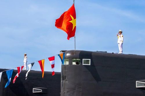 Thủy thủ tàu ngầm luyện ý chí thép, giữ biển, bay cao cờ Tổ quốc