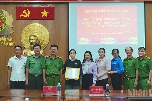 Khen thưởng người nhặt được của rơi, nhờ Công an tìm người trả lại