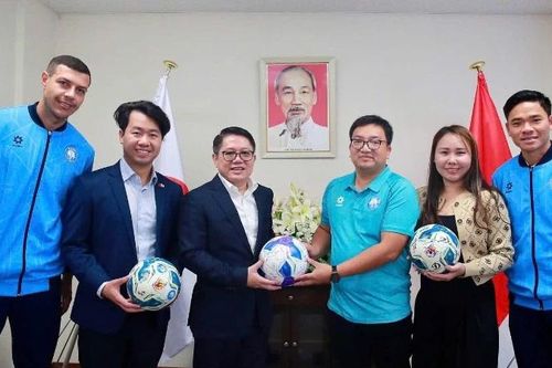 Tổng Lãnh sự Việt Nam tại Osaka gặp gỡ Câu lạc bộ bóng đá Nam Định