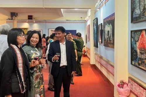 Triển lãm Về miền đất đỏ tôn vinh nữ họa sĩ ba miền