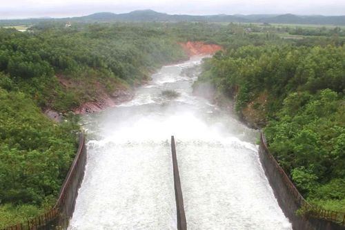 Nhiều hồ chứa lớn ở Hà Tĩnh xả tràn