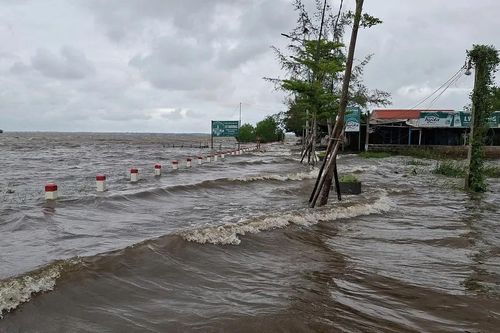 Triều cường dâng cao, hàng quán ven phá Tam Giang bị ngập