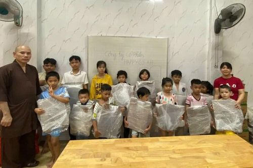 Lớp học xóa mù chữ của trẻ nghèo nơi phố thị