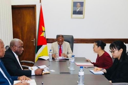Đại sứ Việt Nam tại Mozambique Trần Thị Thu Thìn chào xã giao Bộ trưởng Bộ Nội vụ Mozambique