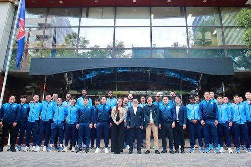 Tổng lãnh sự quán Việt Nam tại Osaka tiếp đoàn Câu lạc bộ bóng đá Nam Định