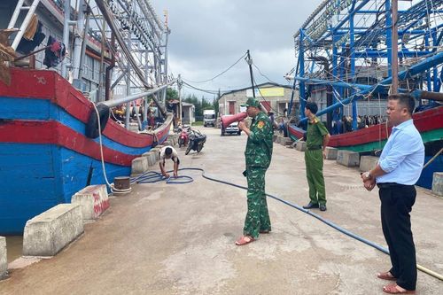 Các đồn Biên phòng tuyến biển tỉnh Quảng Trị kêu gọi, sắp xếp tàu thuyền vào tránh trú bão số 12