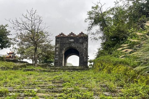 Dùng dằng cổ ải trăm năm…