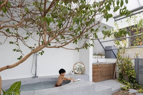 Cầu thang và sân chơi trẻ em thú vị trong nhà ống diện tích nhỏ