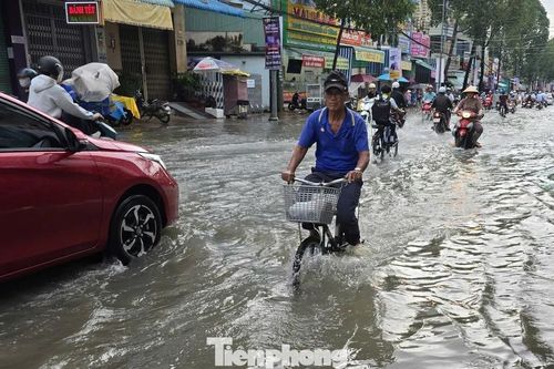 Triều cường tiếp tục vượt báo động 3, nhiều nơi ở Cần Thơ lại ngập
