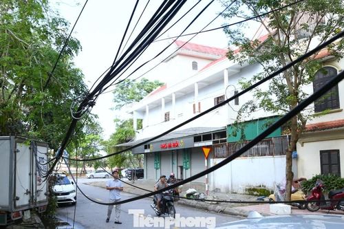 Dây viễn thông chằng chịt, chùng xuống ngang đầu 'bẫy' người đi đường