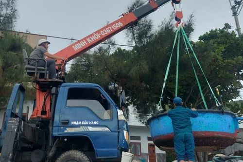 Người dân xã đảo ở Gia Lai kéo vội thuyền thúng lên cao chống bão