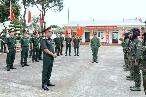 Thượng tướng Lê Quang Minh thăm Trung đoàn quản lý nhiều loại vũ khí, tăng thiết giáp tại Tây Nguyên