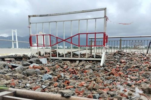 Cận cảnh đường ven sông Hàn bị sóng đánh vỡ tan khi bão 12 còn chưa vào đất liền