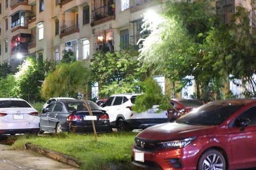 Cảnh báo mưa lớn, người dân Đà Nẵng đưa 'xế yêu' tìm nơi lánh nạn