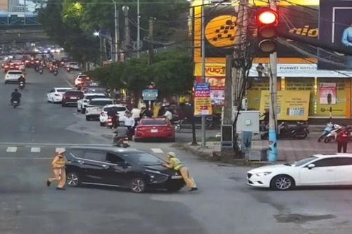 Tạm giữ hình sự tài xế lao xe ô tô vào thiếu tá CSGT