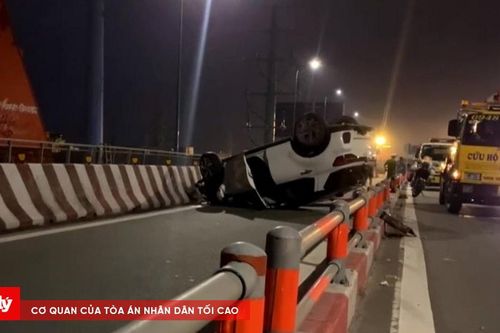 Ô tô ngửa bụng giữa đường lúc rạng sáng