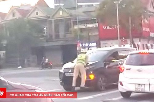 Cảnh sát giao thông bị đẩy lên nắp capo