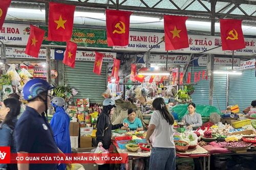 Người dân Đà Nẵng chủ động dự trữ hàng hóa, ứng phó bão số 12