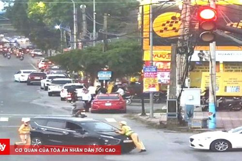Tạm giữ tài xế lao ôtô vào cảnh sát giao thông