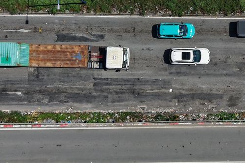 Cảnh khó tin đường vào cảng lớn nhất phía Nam: Xe container 'nghiêng ngả' mỗi ngày