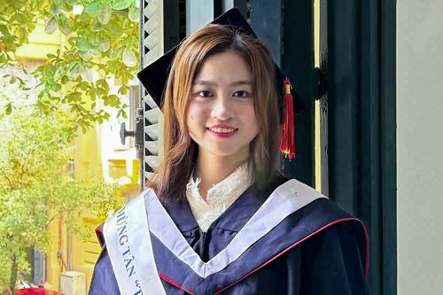 Cô gái hai lần thành thủ khoa, học tới 16 giờ/ngày