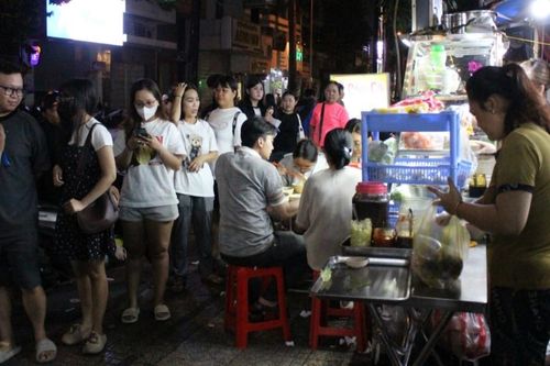 Giữa đêm, khách xếp hàng dài chờ ăn hủ tiếu ở vỉa hè TPHCM