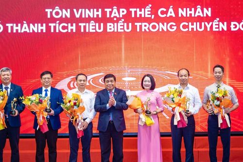Tôn vinh 6 tập thể, cá nhân tiêu biểu trong hành trình chuyển đổi số quốc gia