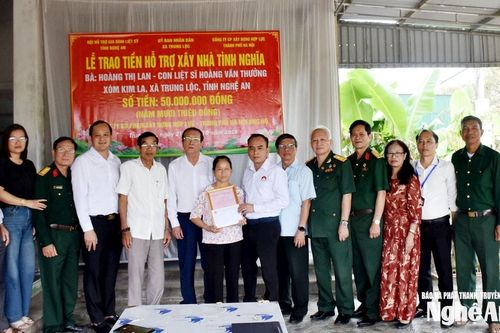 Trao 50 triệu đồng hỗ trợ xây dựng nhà tình nghĩa ở Trung Lộc