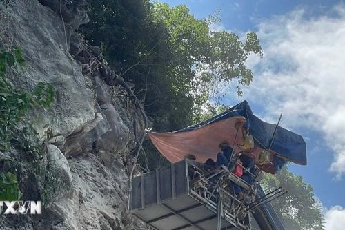 Phú Thọ khẩn trương xử lý, gia cố các vị trí đá lở trên đèo Thung Khe
