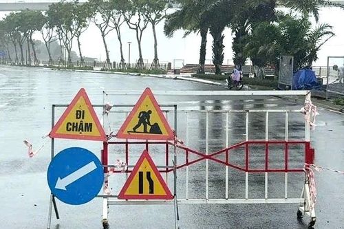 Sóng cao hơn 3m đánh hư hại vỉa hè đường Như Nguyệt, chính quyền Đà Nẵng nhanh chóng ứng phó