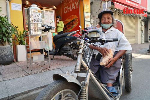 Ấm lòng 'bánh mì treo' và 'xôi treo' miễn phí cho người khó khăn ở TP Hồ Chí Minh
