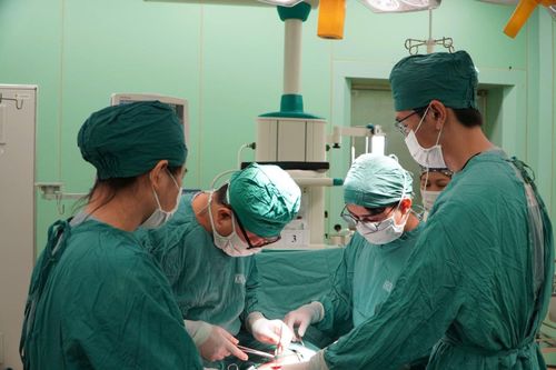 Phẫu thuật cắt 5 mét ruột cứu bệnh nhân 60 tuổi do tắc động mạch hiếm gặp