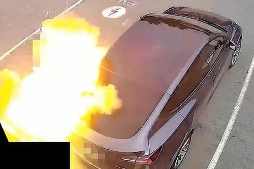Bộ sạc xe điện bất ngờ phát nổ, hất văng tài xế xuống đất