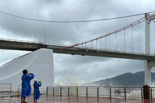 Sóng dữ cao 3m tấn công bờ kè sông Hàn, dự án 12 tỷ đồng 'vừa làm vừa chống đỡ'